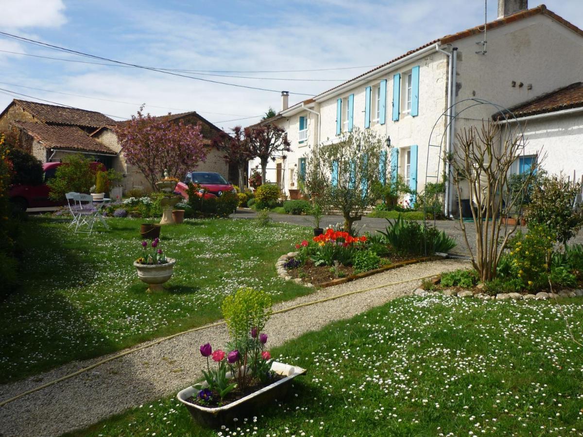 Les Hirondelles Du Paradis 6 Rue Des Oiseaux Panzió Beaulieu-sur-Sonnette Kültér fotó